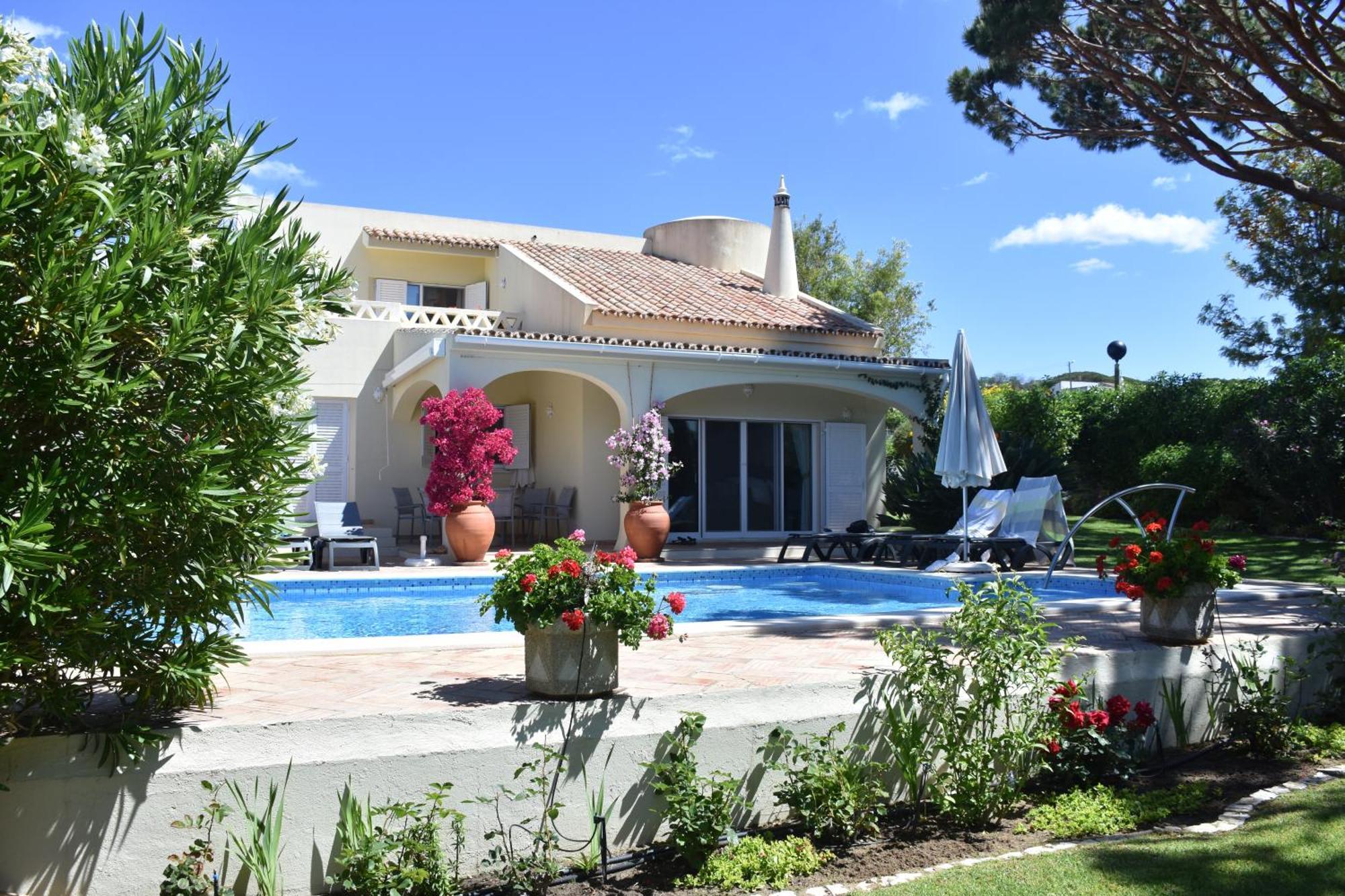 Casa De Amanha 450 Mts To The With Beautiful Garden And Heated Saltwater Pool Albufeira